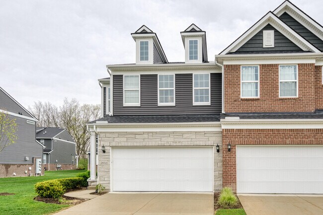 Building Photo - 2832 Fairgrove Cres