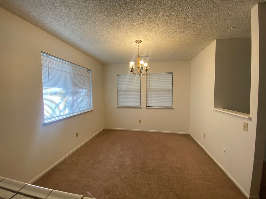 Building Photo - Available in Hanford! 3 bedroom, 2 bath Patio Home