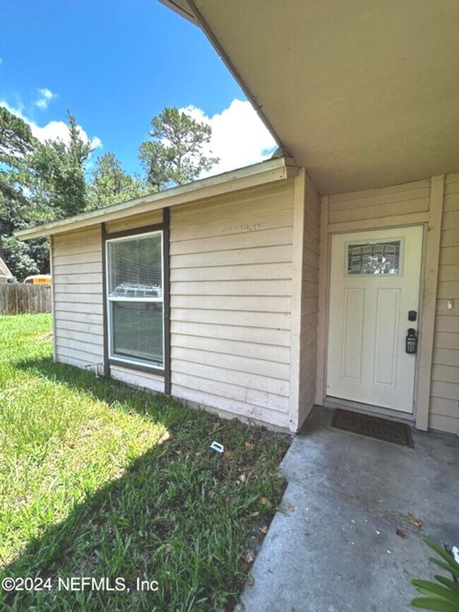 Foto del edificio - Townhome in Orange Park available (2 bed /...