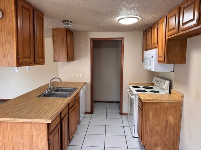 Building Photo - 3 bed, 2 full bath, 2 car garage duplex for rent in south OKC! Moore Schools