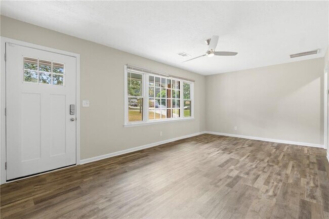 Foto del edificio - 33 Smyrna Powder Springs Rd SE