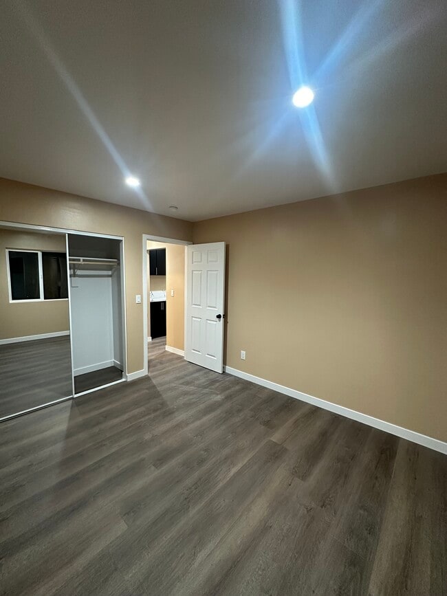 Building Photo - 2222 Zoe Ave