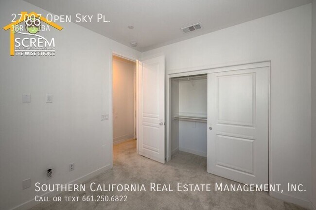 Building Photo - Three Bedroom Townhouse with Solar in Five...