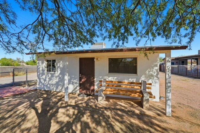 Foto del edificio - Charming Tucson Rental: 1BR/1BA with Spacious Yard - Pet Friendly!