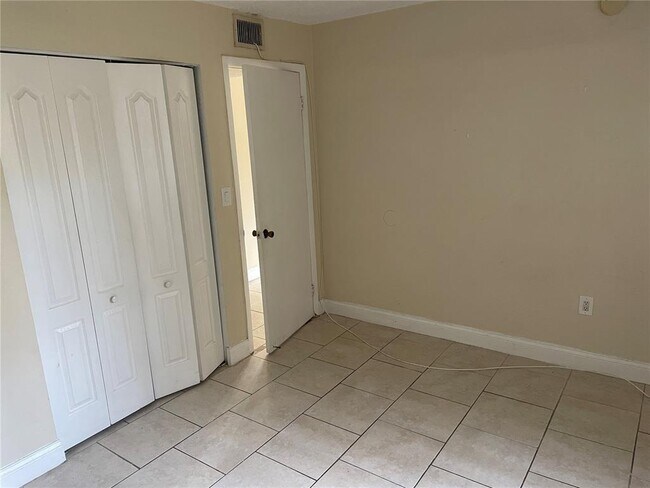 Foto del edificio - 4235 N University Dr