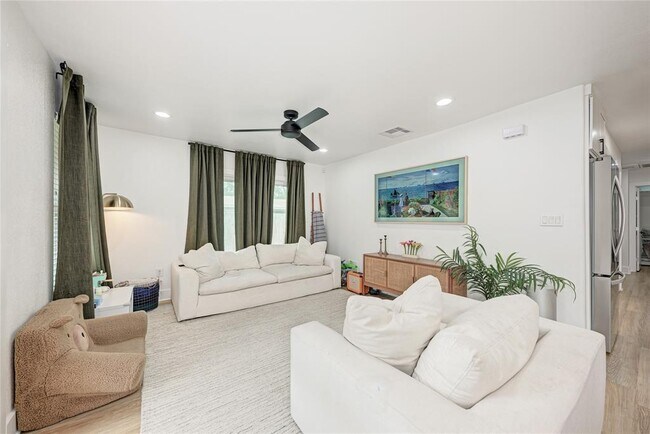 Foto del edificio - 1607 Sweetbriar Ave