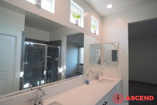 Building Photo - 3 Bedroom Home off Coffee Rd and 7th Stand...