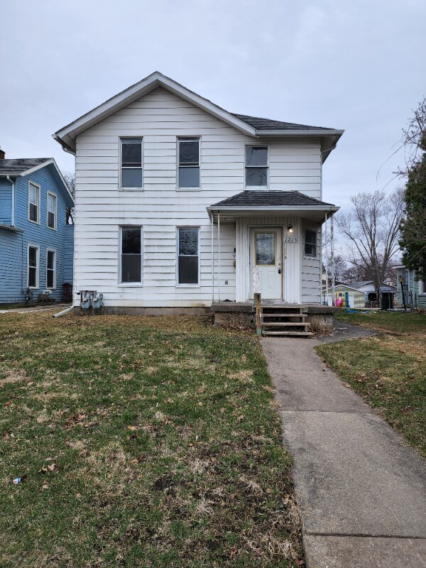 1215 E 12th St Unit Low, Davenport, IA 52803 Room for Rent in