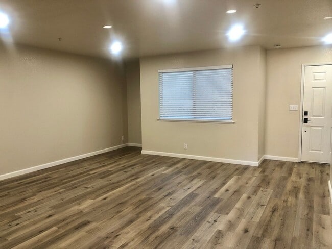 Interior Photo - 629 W 2nd Ave