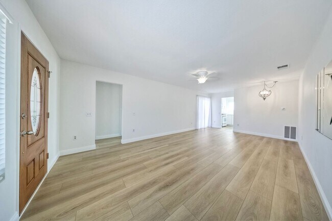 Foto del edificio - Charming 55+ Fully Remodeled 2 Br. 1 Ba. Duplex - Sunny Hills