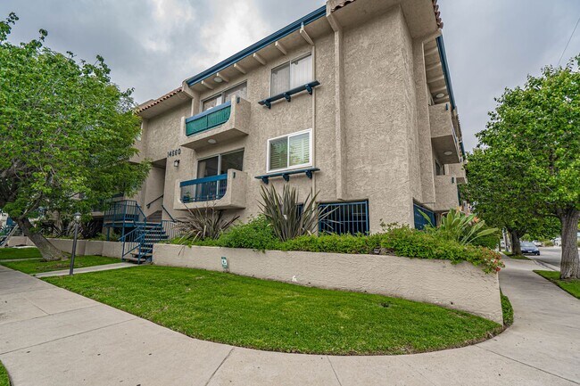 Building Photo - 2 Bedroom Condo for Rent in Sherman Oaks!