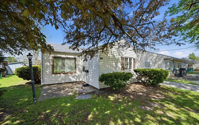 Building Photo - Affordable 3 Bedroom Home Near Downtown Galesburg!