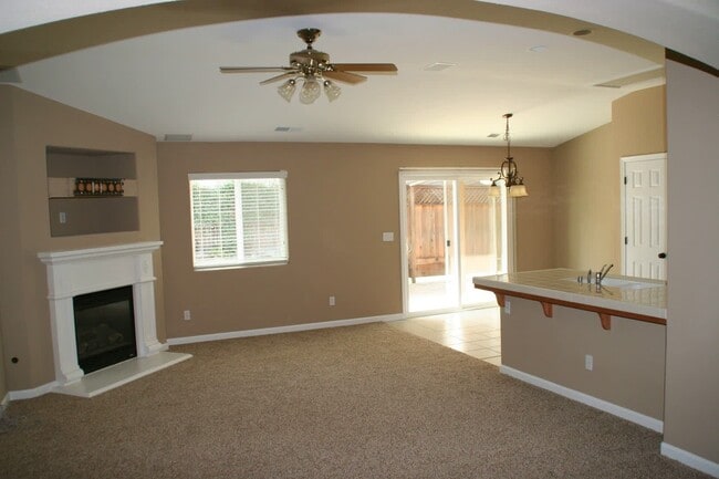 Foto del edificio - Great home for rent in Visalia!