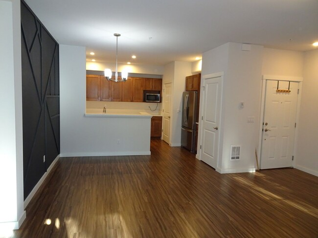 Building Photo - Well Appointed Marymoor Ridge Condominium