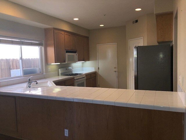 Foto del edificio - 440 Hart Dr