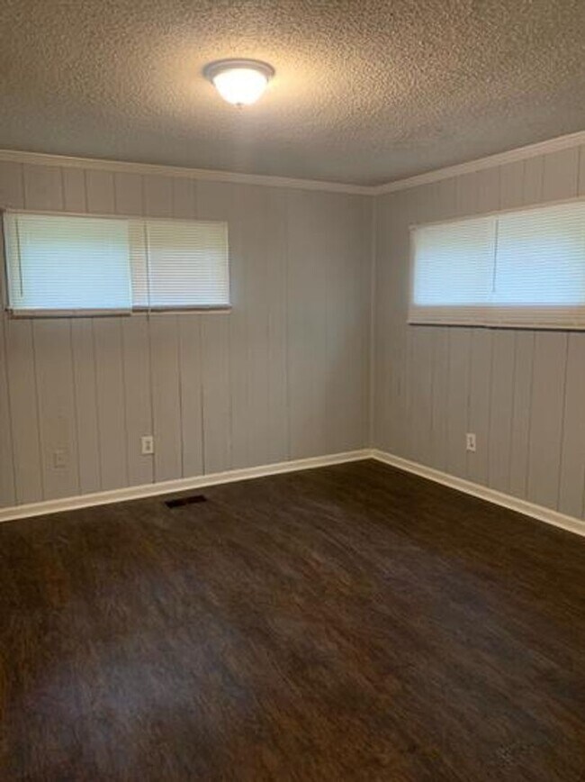 Building Photo - Beautifully Updated 3-Bedroom, 2-Bath Home...