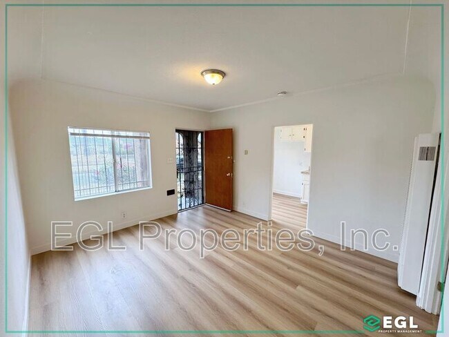 Building Photo - 656 W 91st St