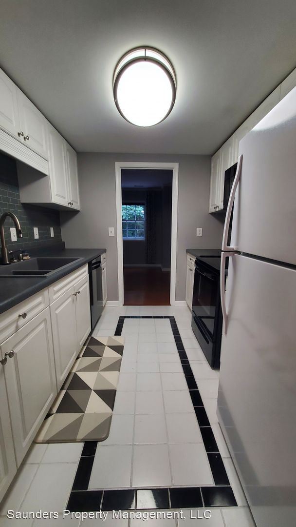 3 br, 2.5 bath House 2966 Saint Marks Rd F House Rental in Winston