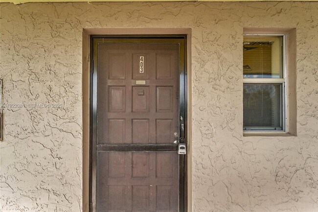 Foto del edificio - 6101 N Falls Cir Dr