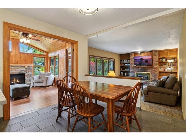 Área de comida informal - 9933 Balmoral Ln