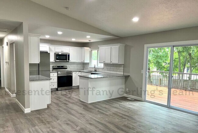 Foto del edificio - Beautifully Renovated Home on Corner Lot w...