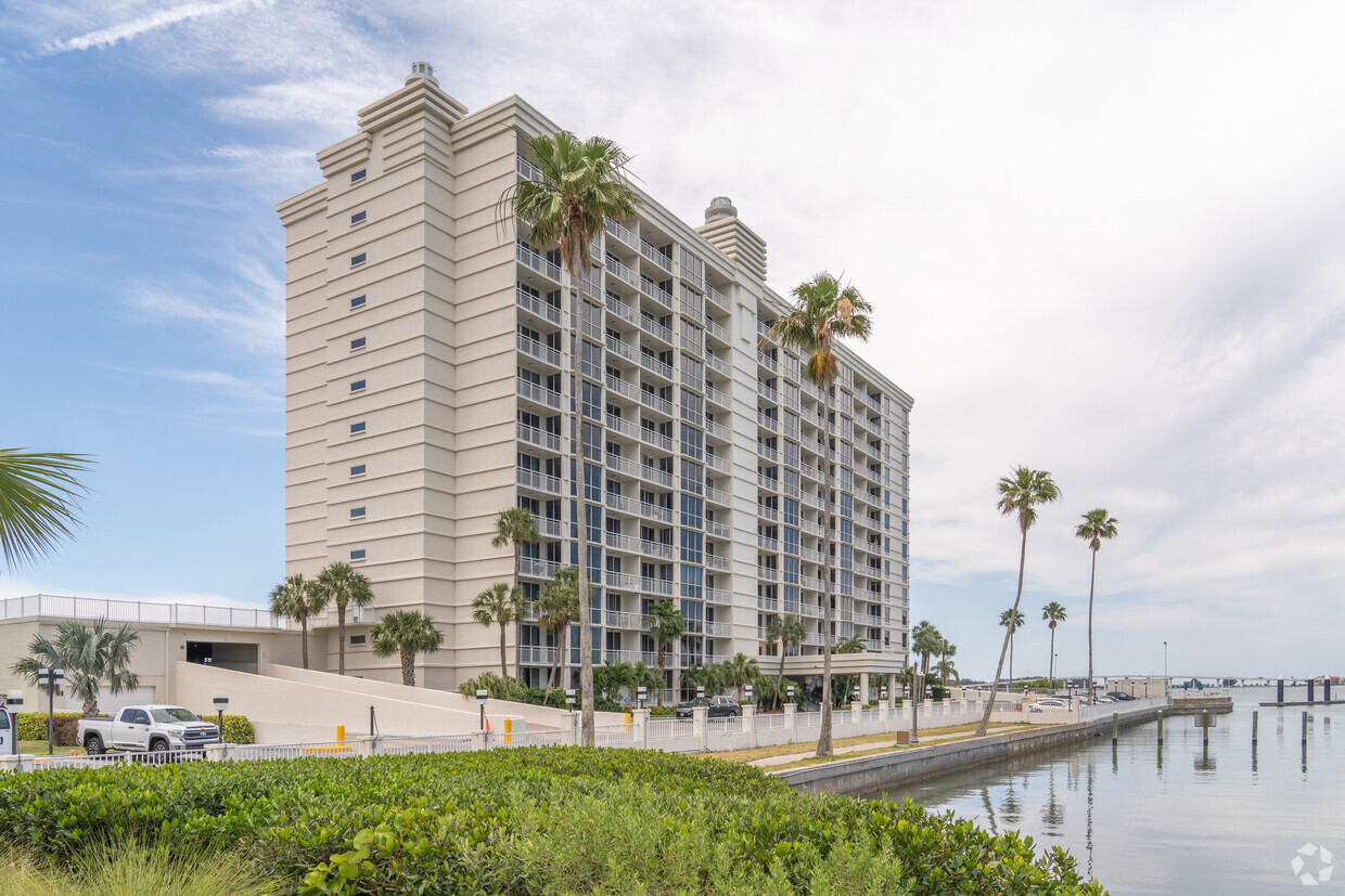 Building Photo - Pierce 100 Condominium