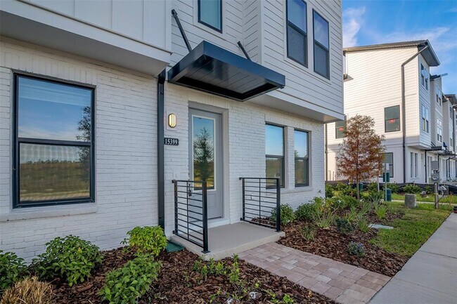 Foto del edificio - 15399 Hamlin Pk Dr