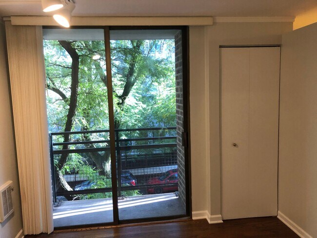 Foto del edificio - Beautiful Lincoln Park condo situated right next to Lake Shore Drive and Clark Street!
