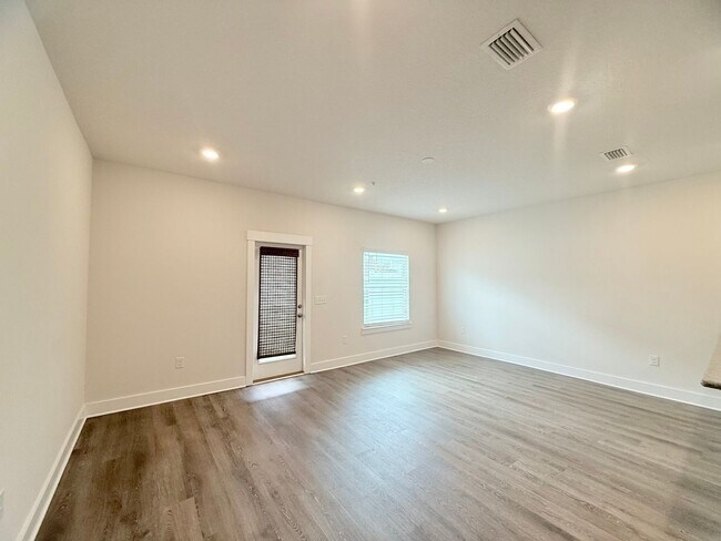 Building Photo - Stunning Townhome – Prime Pensacola Location