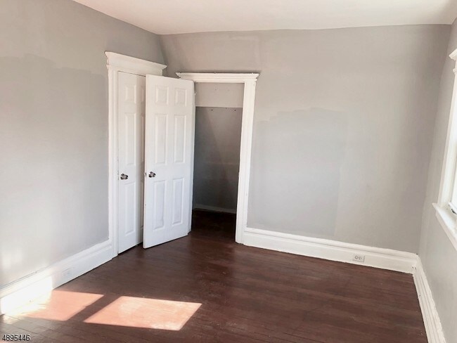 Foto del edificio - 18 Columbia Ave