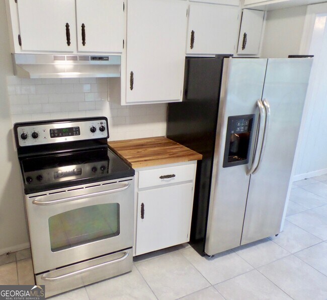 Foto del edificio - 2425 Elm Dr