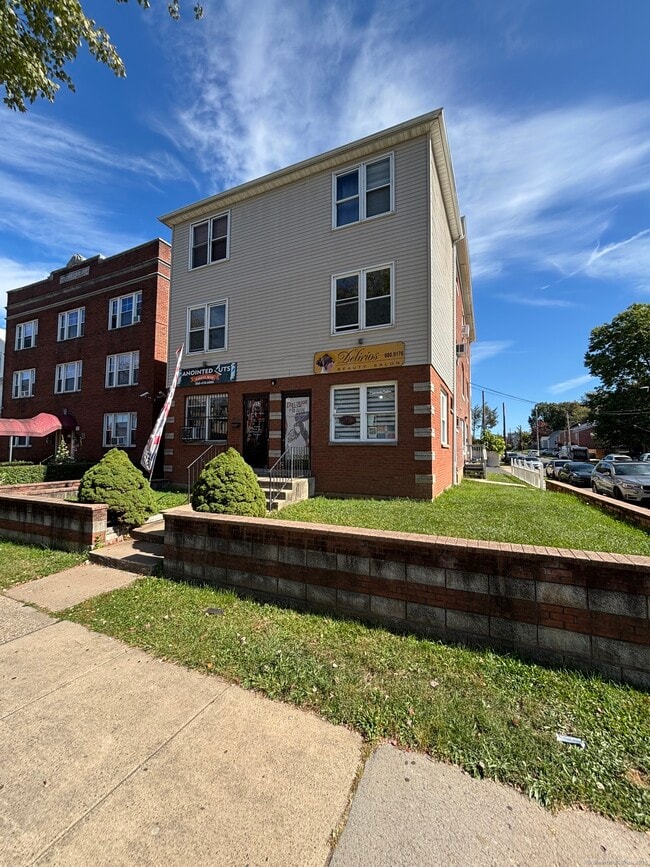 Building Photo - 552 Franklin Ave