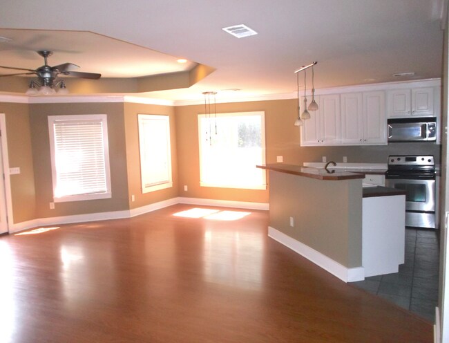Building Photo - 4 Bedroom/3 Bathroom House Available in Au...