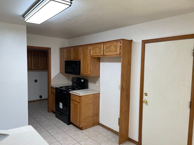Foto del edificio - 4 bedroom home for rent in Moore near 19th...
