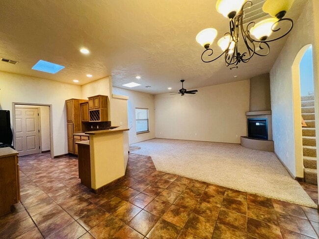 Foto del edificio - Beautiful & unique 4 bed 2 bath 2 story home!