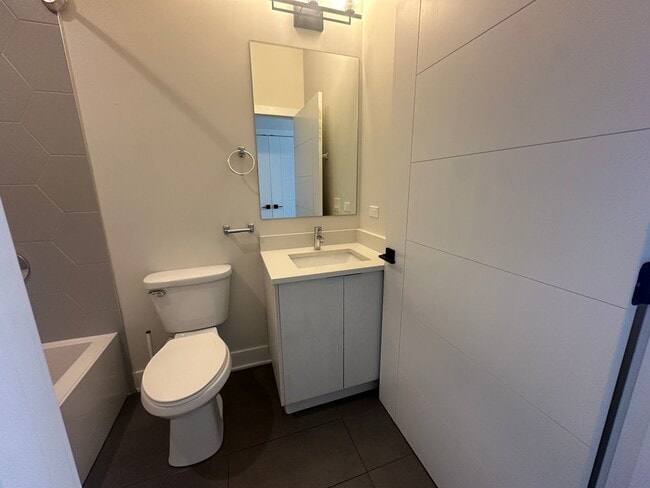 Building Photo - 35 S Hoyne Ave