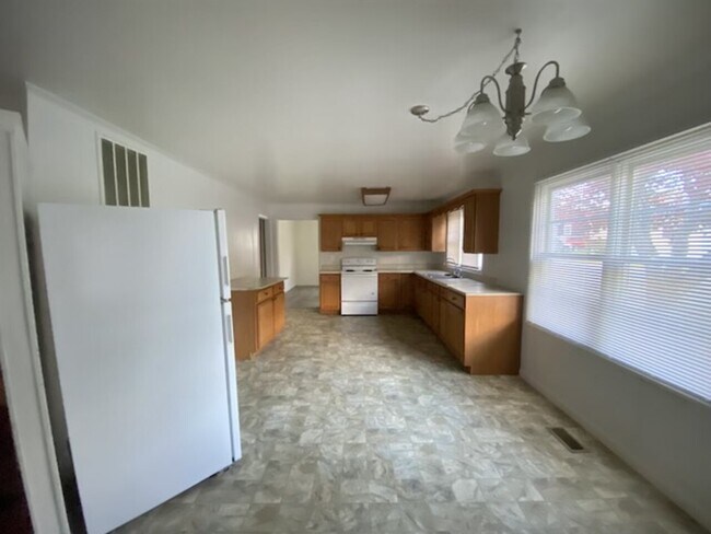 Building Photo - 902 South Hill Avenue