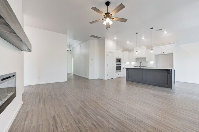 Foto del edificio - New Home in Newcastle for Lease! 1189 Atla...