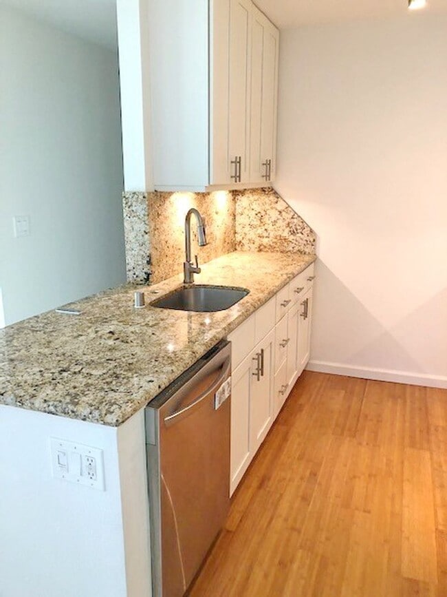 Foto del edificio - Updated Southpointe Unit with Beautiful Backyard.  Minimum 1 year rental term.