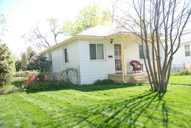 Foto del edificio - 2368 W Maplewood Ave