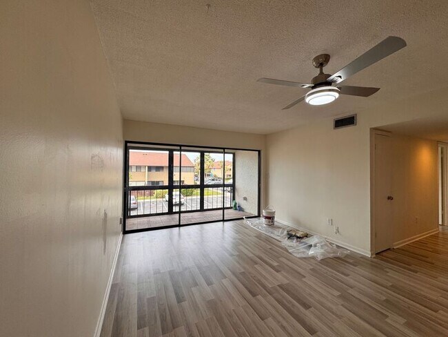 Building Photo - 796 Village Lake Terrace