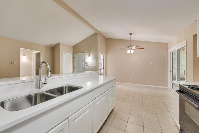 Building Photo - 9536 Gonzales Dr