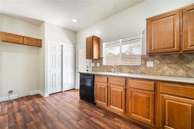 Foto del edificio - 9175 Sunken Meadow Ave