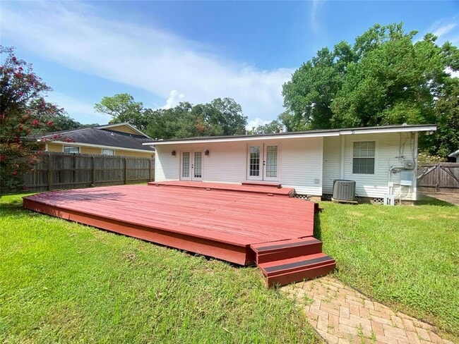 Building Photo - 212 Camellia St