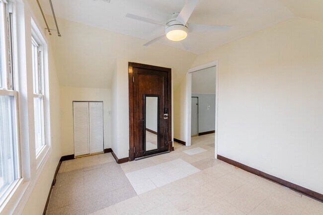 Building Photo - 2419 N Mason Ave