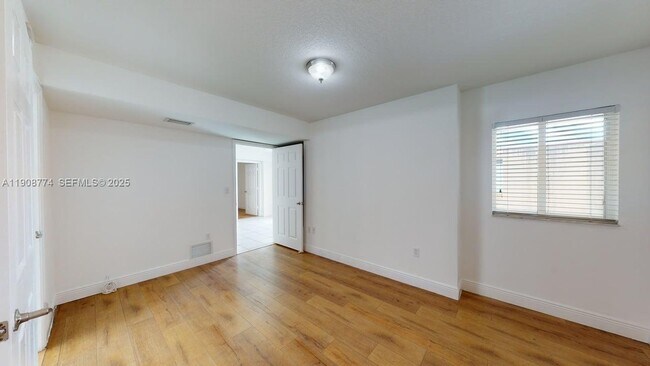 Foto del edificio - 2415 NW 16th St Rd