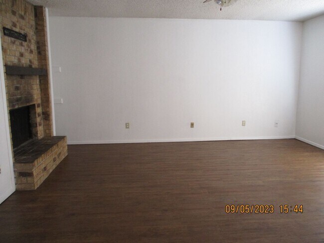 Building Photo - 523 Claire Ct 76012