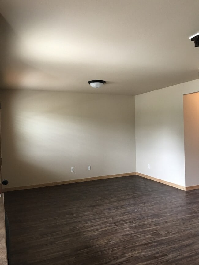 Building Photo - 3 Bedrooms 2 1/2 Bathroom Townhouse