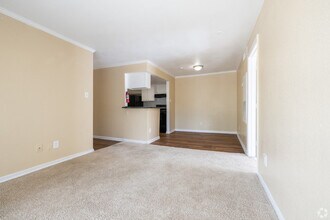 LIVING ROOM - 614 SQFT. - Venetian Apartamentos Houston