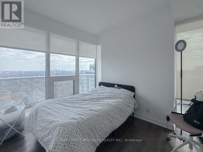 Photo du bâtiment - 15 Holmes Ave